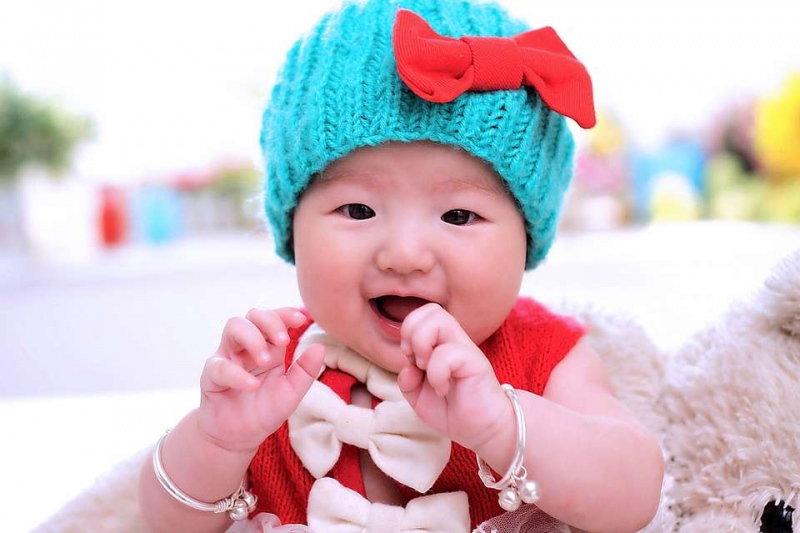 两个月婴儿舌头往外伸的原因宝宝吐舌头是脑瘫吗